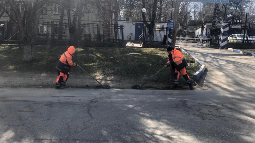 Свыше 50 километров прибордюрной части очистили от мусора в Ставрополе