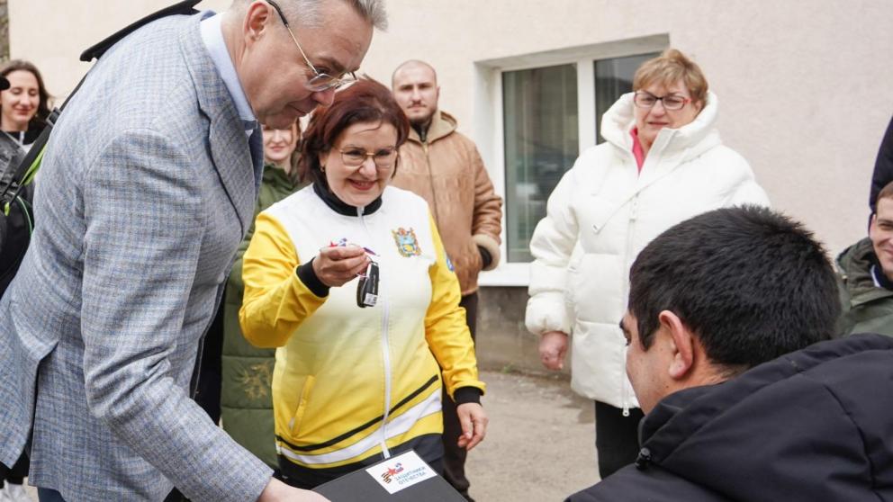 Губернатор Ставрополья вручил автомобиль ветерану СВО