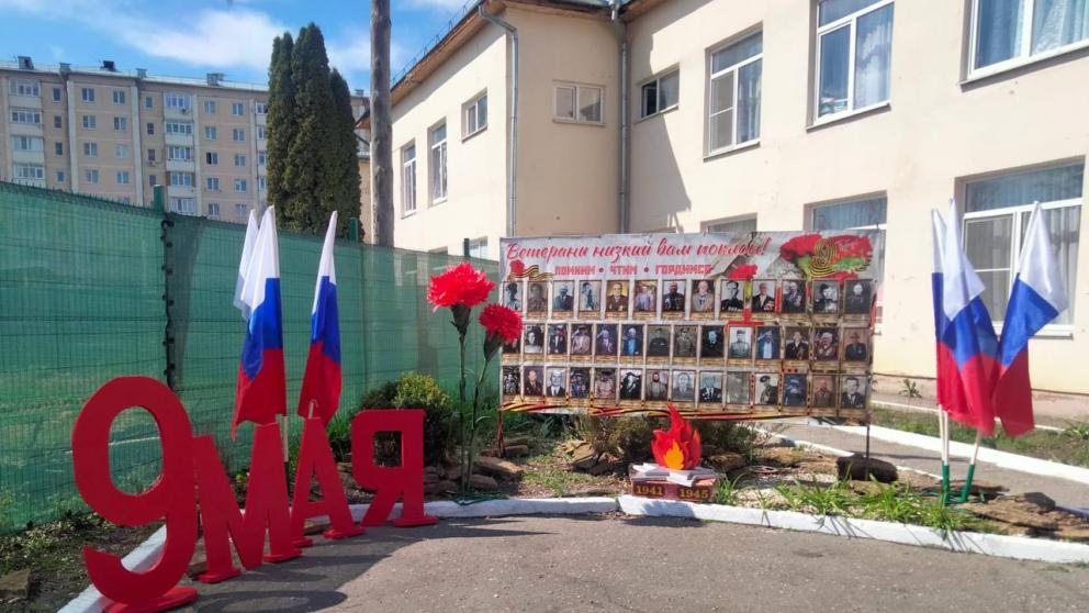 В Кисловодске украсили школы и детские сады ко Дню Победы