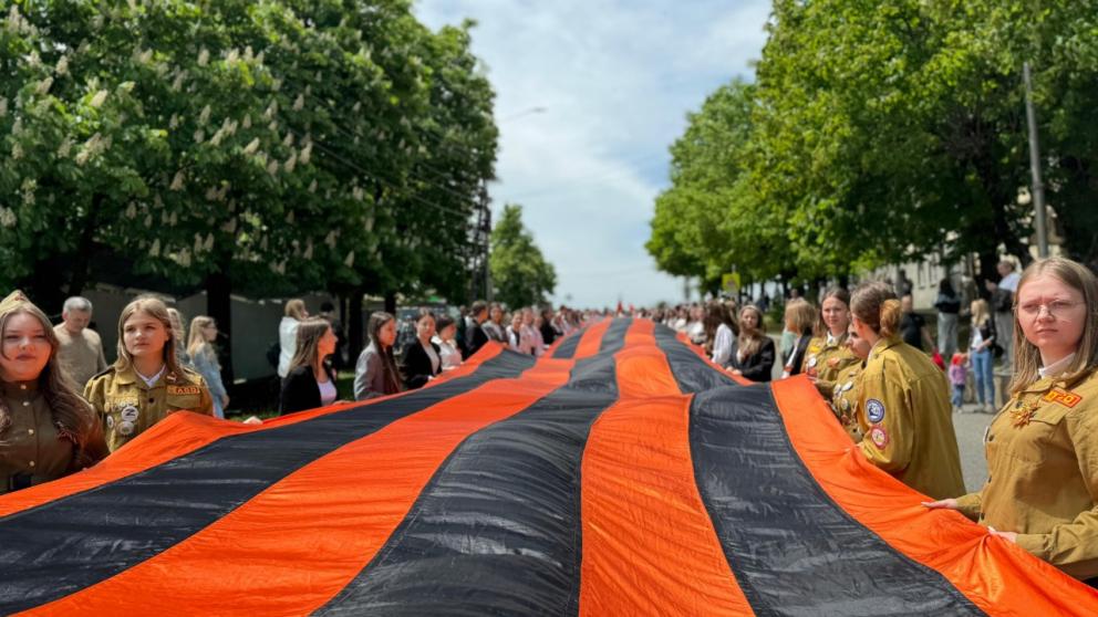 80-метровую Георгиевскую ленту пронесли в Бессмертном полку в Железноводске