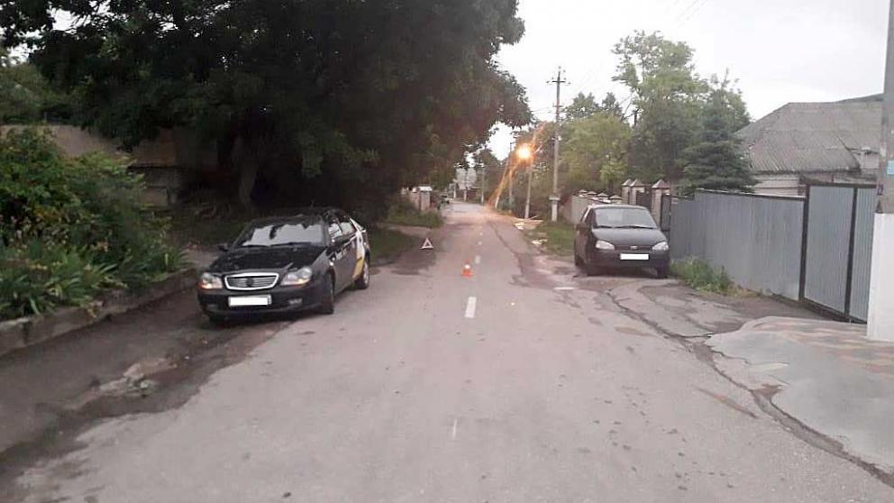 Попав под машину, школьник получил перелом ноги в Предгорном районе