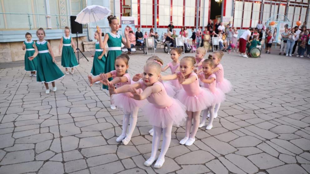 С Днём города жителей Пятигорска поздравили участники инклюзивного бала