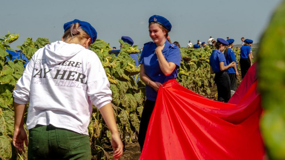 Молодогвардейцы Ставрополья растянули масштабные полотна на поле в честь Дня флага