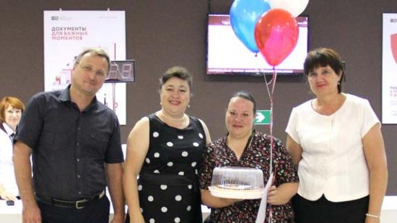 В МФЦ Невинномысска десятитысячной заявительнице подарили торт
