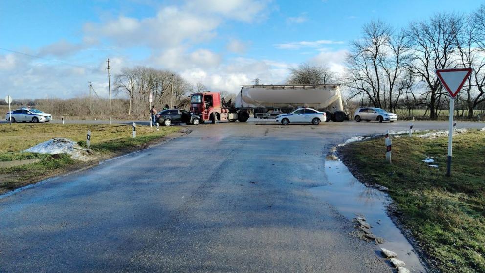 В Изобильненском округе водитель пострадала при столкновении с грузовиком