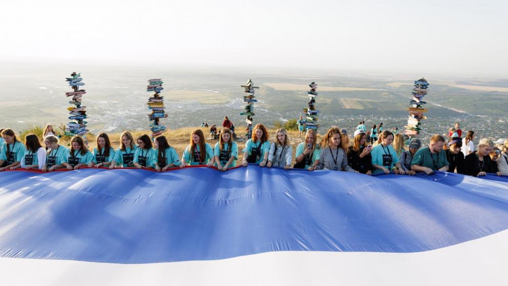 Машуковцы развернули огромный флаг России на вершине горы