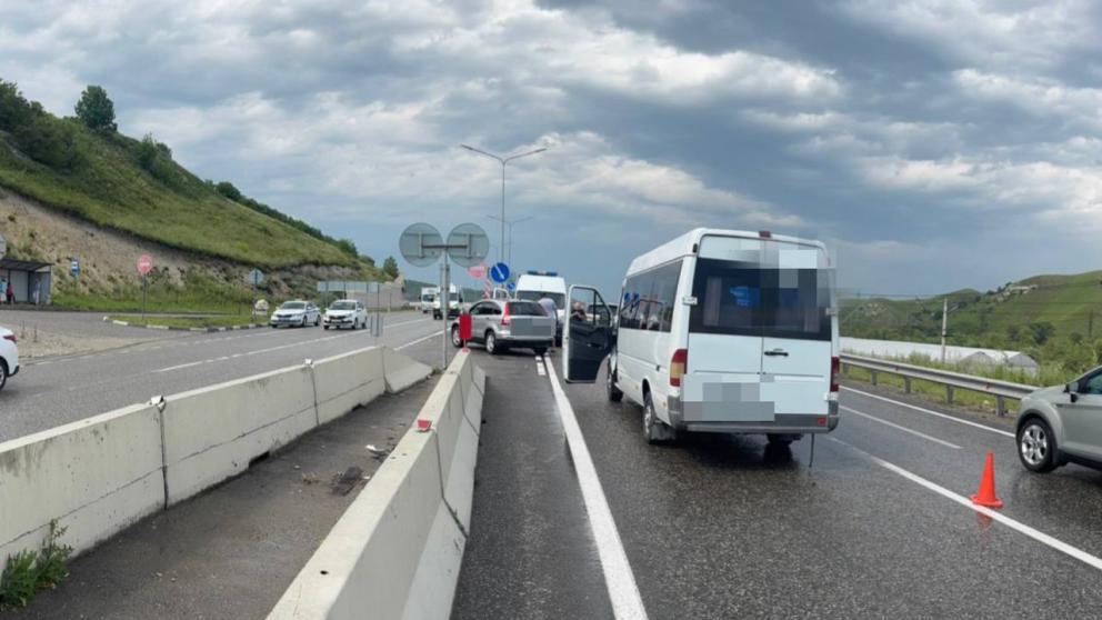 Микроавтобус въехал в стоящие автомобили на Ставрополье: пострадала школьница