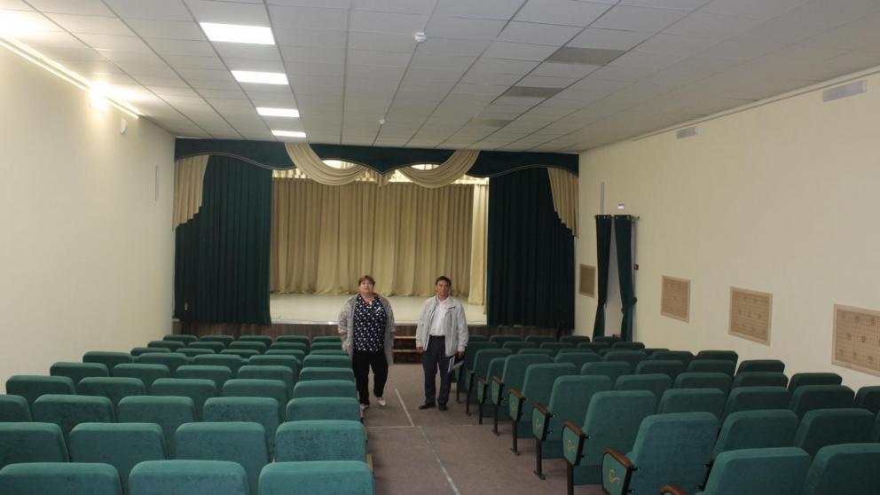 В ДК посёлка Владимировка преобразили сцену в рамках краевой программы