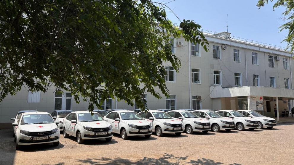 Левокумская райбольница получила 21 новый автомобиль