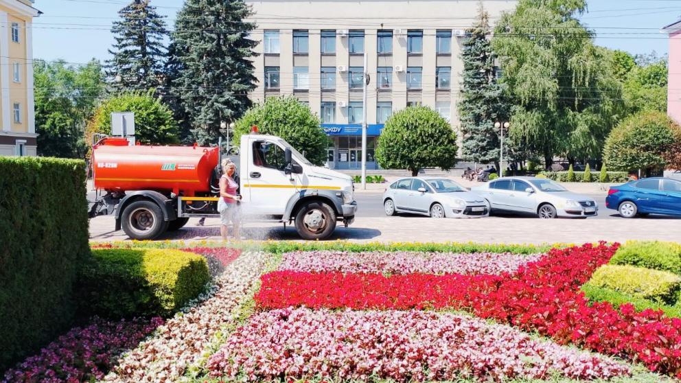 Городские клумбы в Ставрополе поливают в интенсивном режиме из-за жары