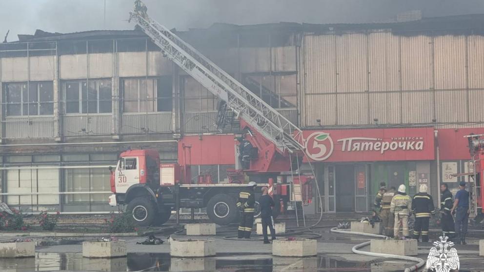 Пожар потушили в торговом центре Зеленокумска