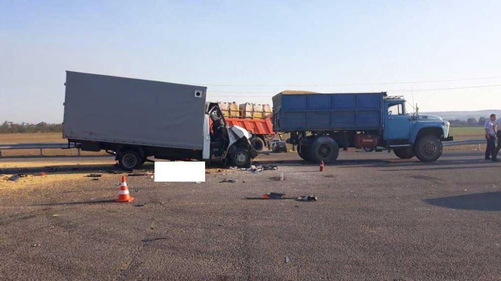 В Георгиевском ГО столкнулись два грузовика, погиб водитель