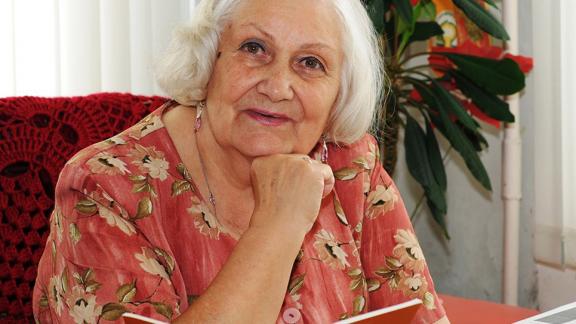 Сотрудники ставропольского музея-заповедника поздравляют Анну Швырёву с юбилеем