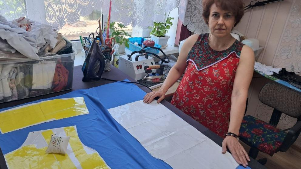 Самозанятый мастер изготавливает адаптивную одежду для людей с ОВЗ