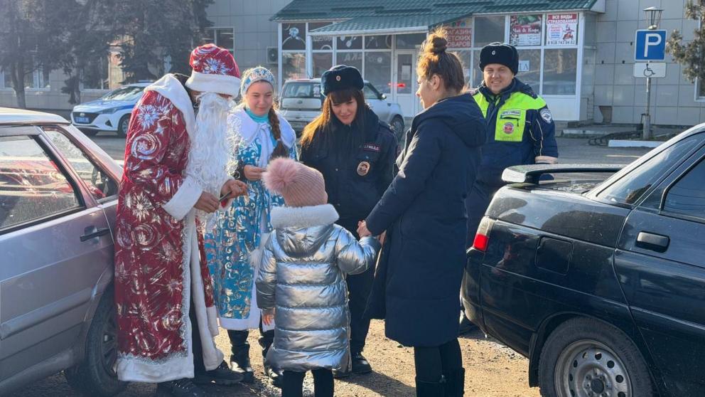 Акция «Полицейский Дед Мороз» прошла в Кочубеевском округе
