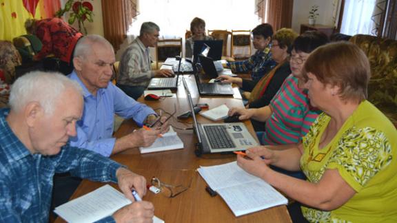 Более трехсот пенсионеров Невинномысска освоили азы компьютерной грамоты на специальных курсах
