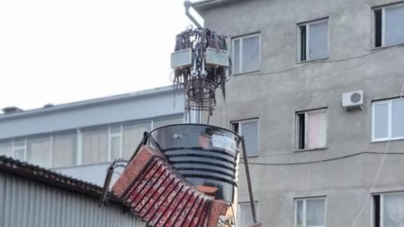 Скульптуру баяниста изготовили из старых музыкальных инструментов в Кисловодске