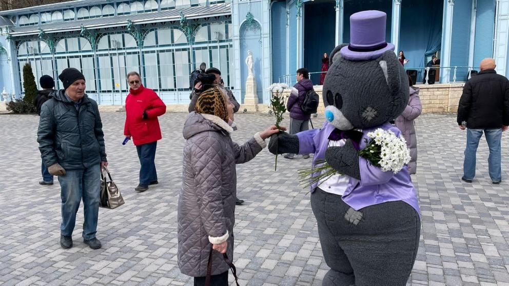 Глава Железноводска поздравлял женщин с Днём матери в костюме медвежонка