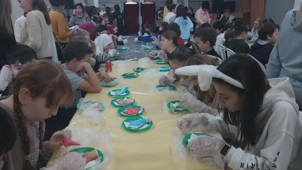 Более 100 килограммов имбирных пряников отправят дети Кисловодска участникам СВО