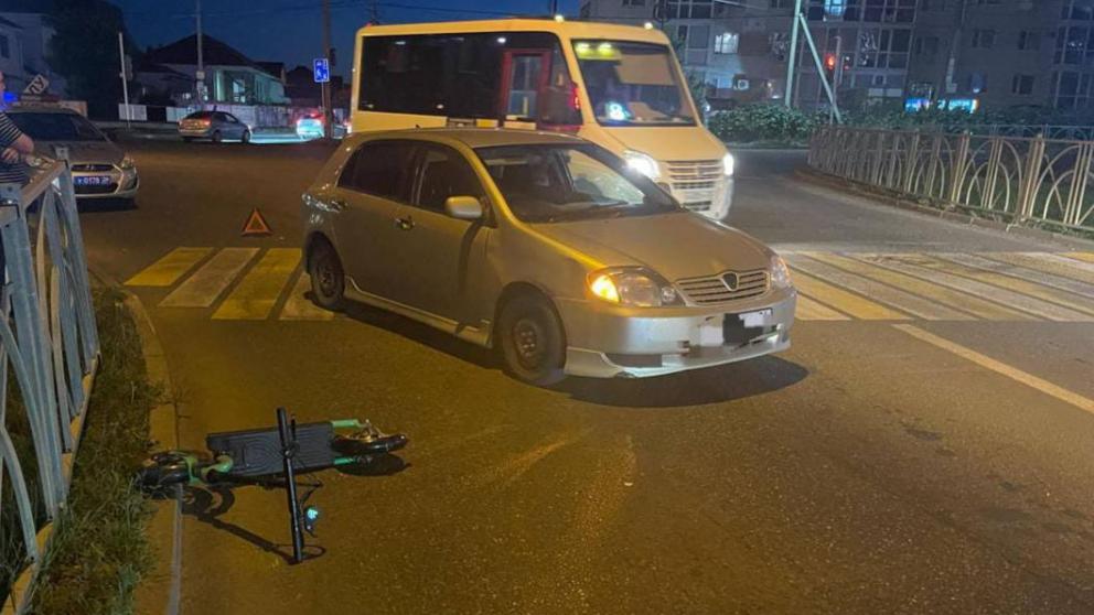 В Ставрополе 9-летний ребёнок на самокате попал под колёса машины