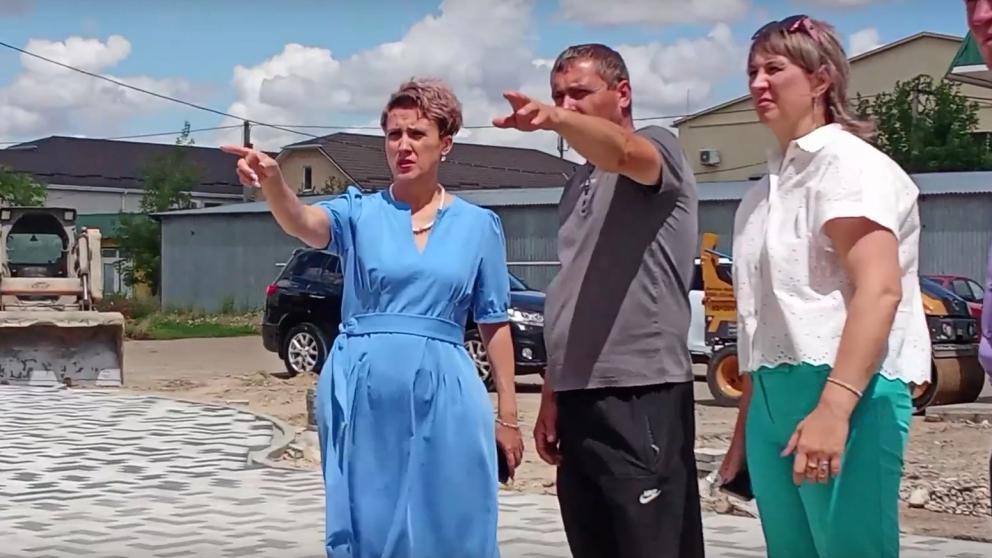 «Единая Россия» проверила ход работ по благоустройству в Ипатовском округе