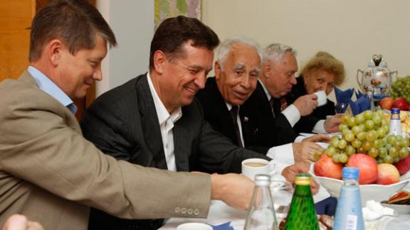 Валерий Гаевский в неформальной обстановке обсудил с ветеранами проблемы региона