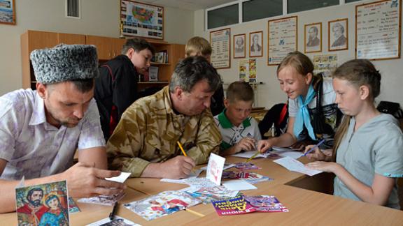 Кадеты мастерят открытки своими руками к Дню Петра и Февронии