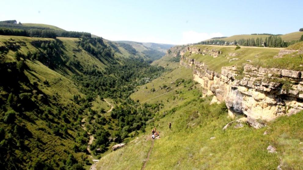 Экстремалы в Кисловодске совершают прыжки с верёвкой в Берёзовском ущелье