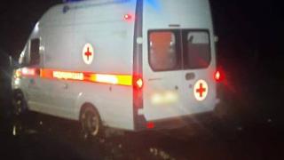 Спасатели вытянули застрявшую на бездорожье машину скорой помощи в селе Дивном