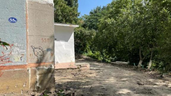 В Железноводске укрепляют фундамент покосившегося дома