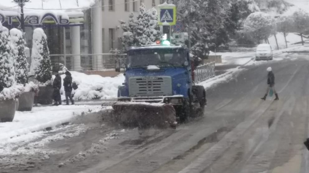 В Кисловодске устраняют последствия снегопада