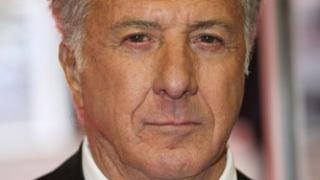 Американский актер Дастин Хоффман торгует автомобилями