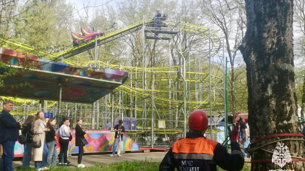 Спасатели провели учебную эвакуацию людей с застрявшего аттракциона в Ставрополе
