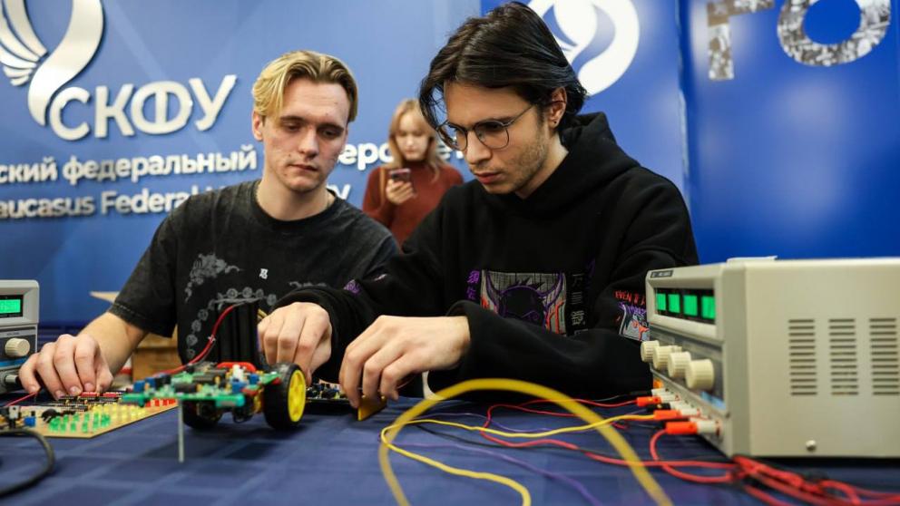 Психолог СКФУ раскрыла парадокс доверия к роботам