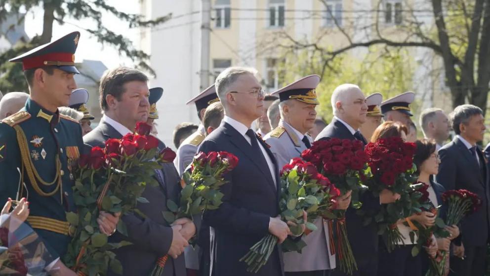 Губернатор Владимиров возложил цветы к Вечному огню в Ставрополе