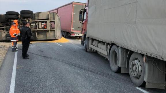 Дорога в Левокумском районе перекрыта из-за перевернувшегося КАМАЗа с зерном