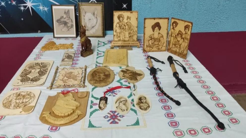 Ставропольский резчик по дереву делает куклы для детских спекталей