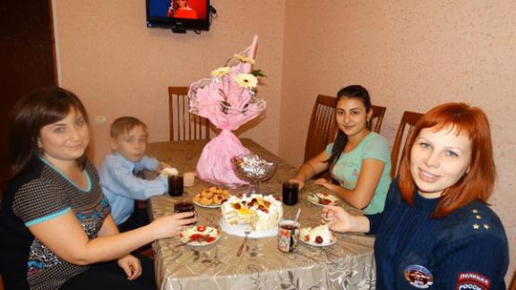 В День Матери сотрудники Госавтоинспекции навестили семьи погибших коллег