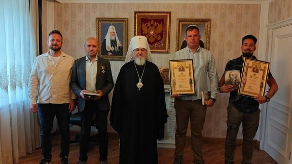 Митрополит Кирилл вручил церковные награды военным корреспондентам