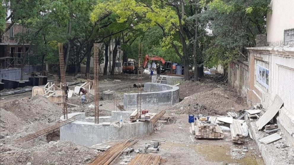 В Кисловодске приступили к монтажу беседки с колоннами