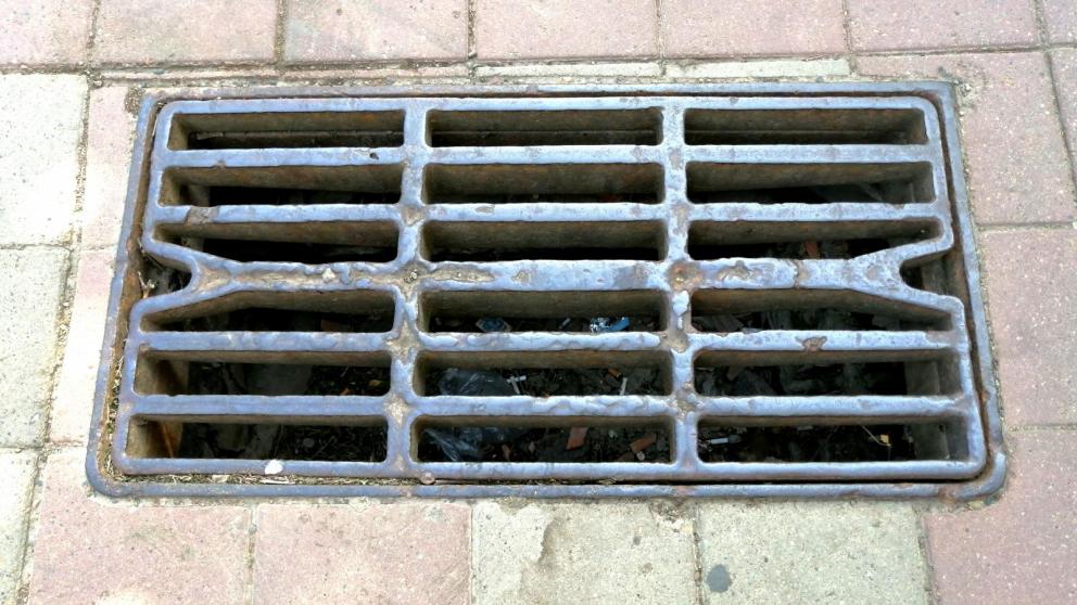 На Ставрополье с региональной трассы похитили решётки с ливневок