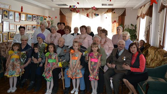 В Невинномысске вручили памятные знаки, посвященные юбилею снятия блокады Ленинграда