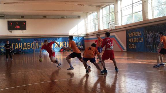 Юные гандболисты Ставрополя боролись за победу в турнире памяти Виктора Лаврова