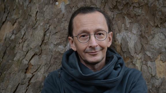 Евгений Кузнецов: повседневные жесты и очарование ожившего холста