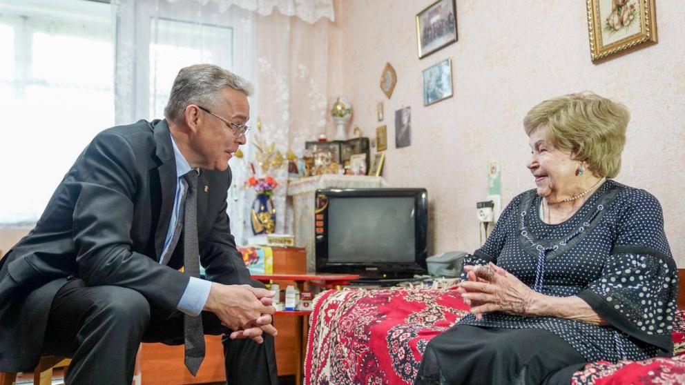 Глава Ставрополья вручил почётную грамоту ветерану труда из Пятигорска