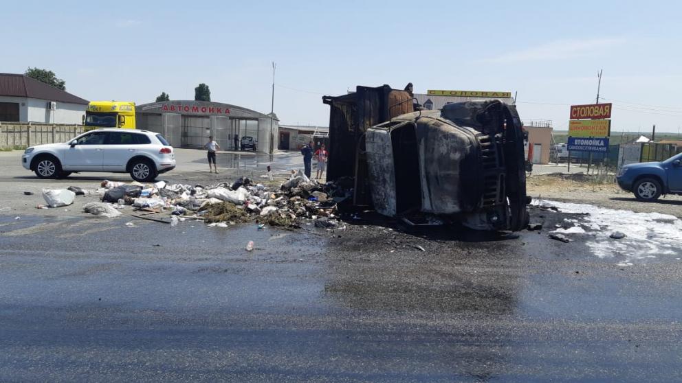 После ДТП в селе Надежда загорелся грузовик