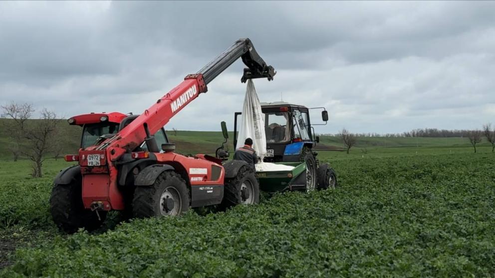 Аграрии Ставрополья проводят вторую азотную подкормку