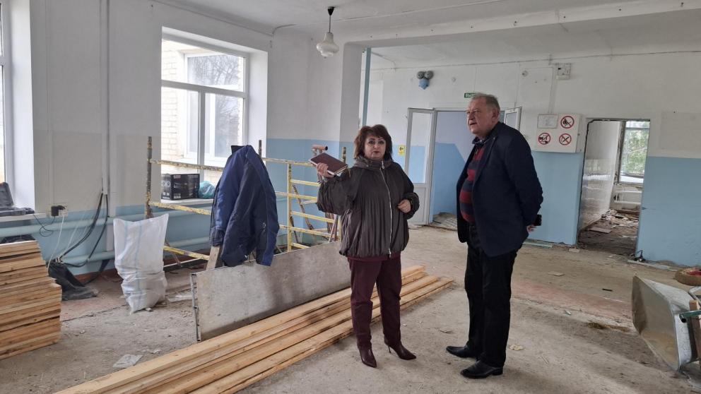 «Единая Россия» ознакомилась с ходом капремонта в школах села Привольного и аула Эдельбай 