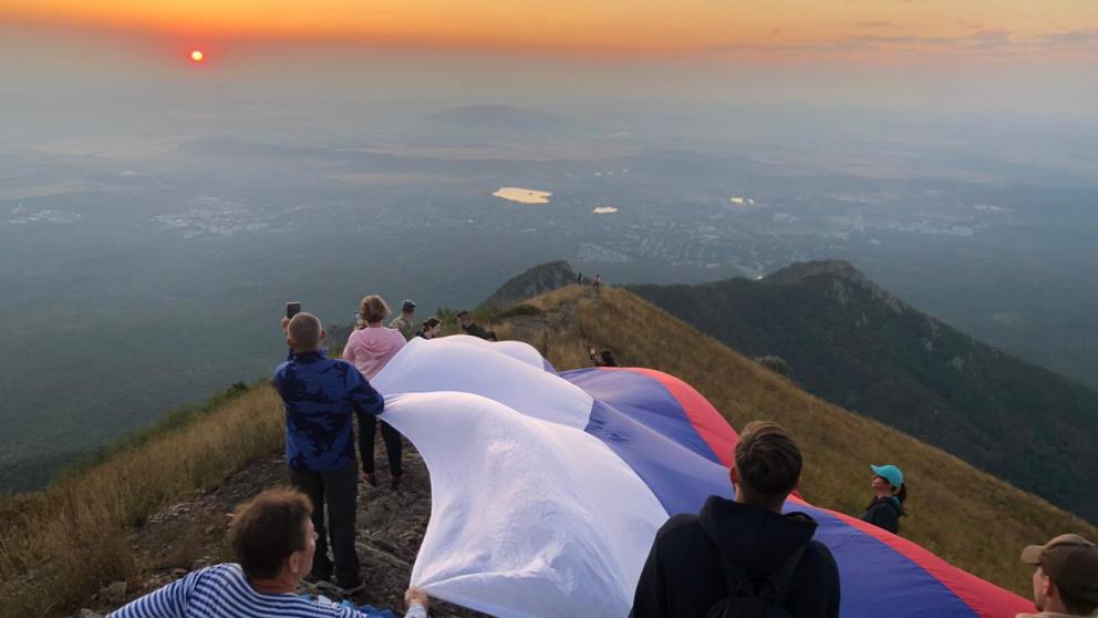 В Лермонтове совершили восхождение и развернули триколор на вершине Бештау