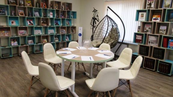 Сотрудник-робот начал работу в новой модельной библиотеке села Донского на Ставрополье